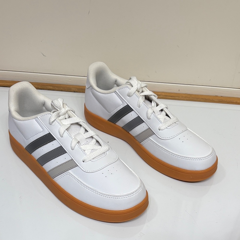 NWOT Adidas‎ Men's/Youth White and Gray Sneakers